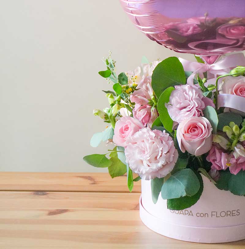 arreglo de rosas con globo para cumpleaños