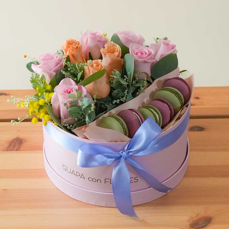arreglo de rosas con macarrones para envio