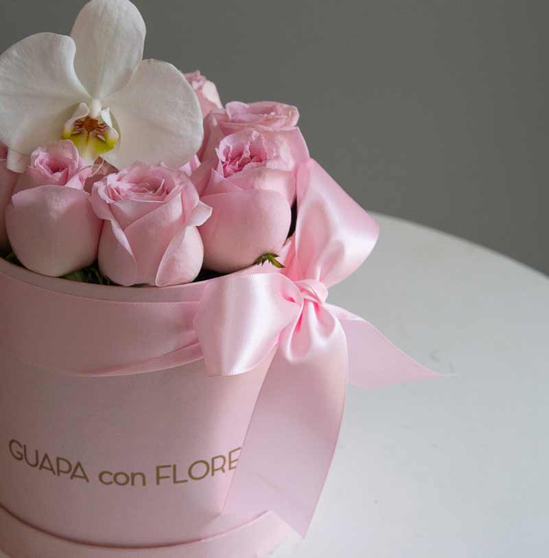 arreglo de rosas con orquídea en tono pastel