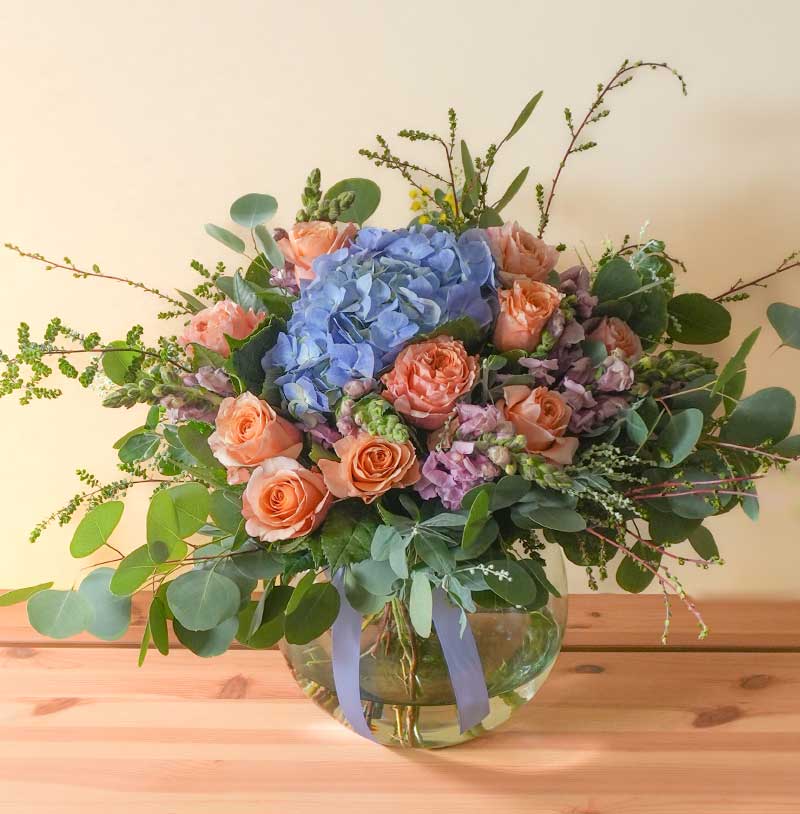 arreglo de rosas color durazno con hortensias azules para envio a domicilio para cumpleaños