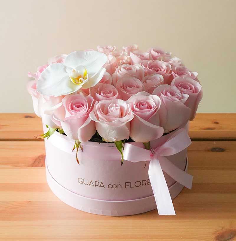 arreglo de rosas elegantes para entrega el mismo día en tonos rosas con orquídea