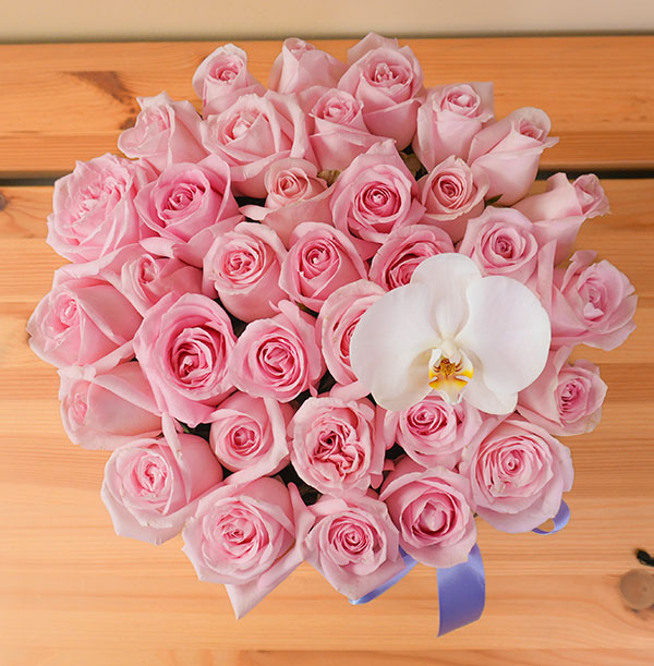 arreglo de rosas elegantes en caja rosa