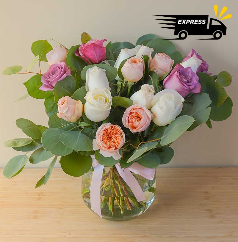 arreglo de rosas en flroero en diferentes tonos en florero para regalar