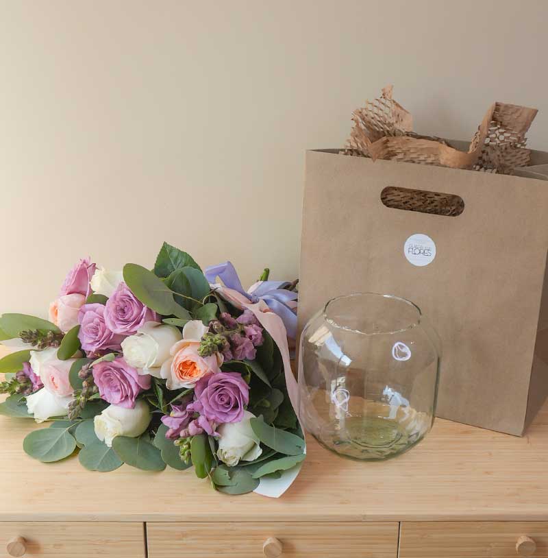 arreglo de rosas en ramo rosas blancas y moradas para envío