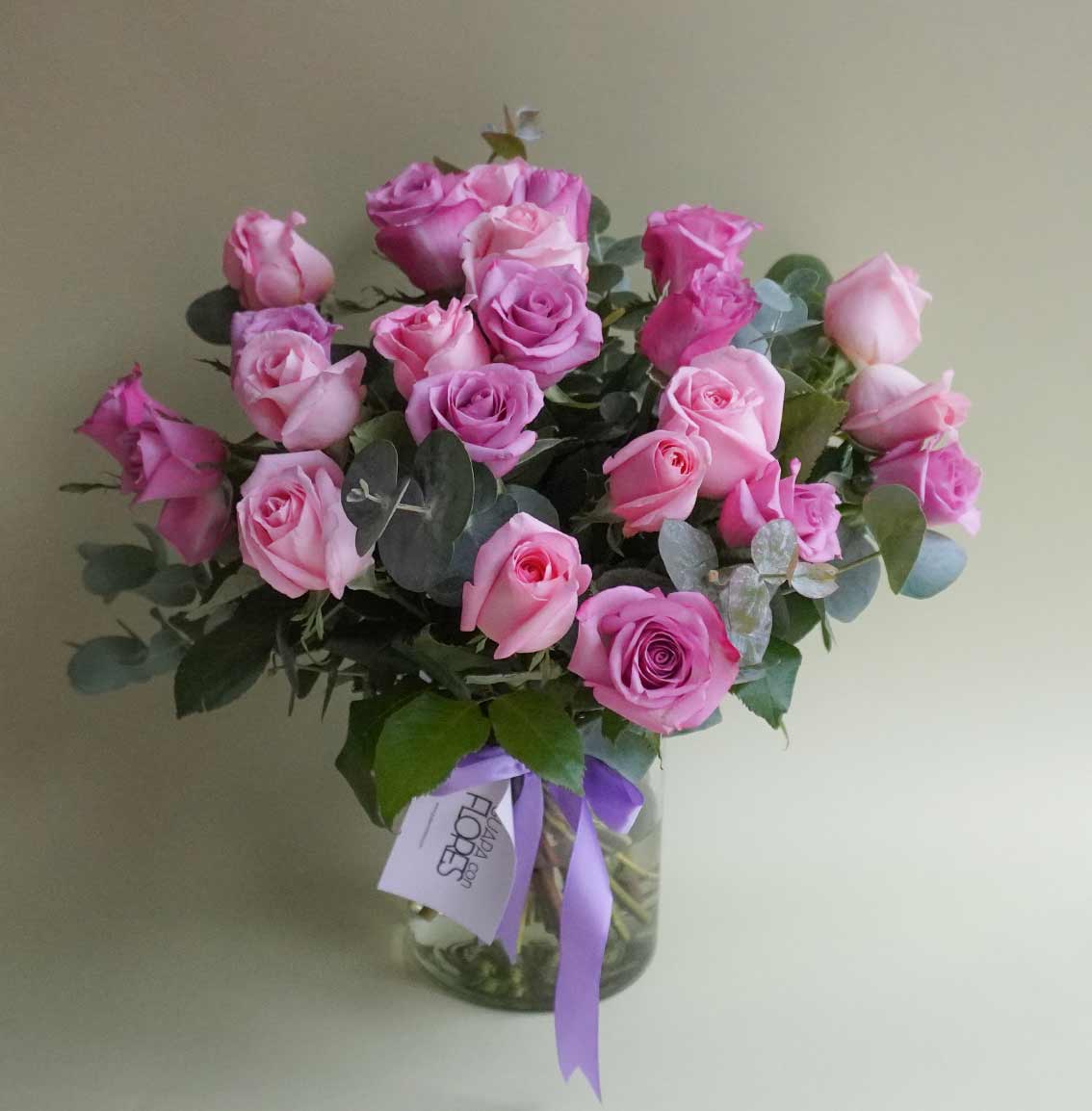 arreglo de rosas de colores morados y rosas en la mejor florería