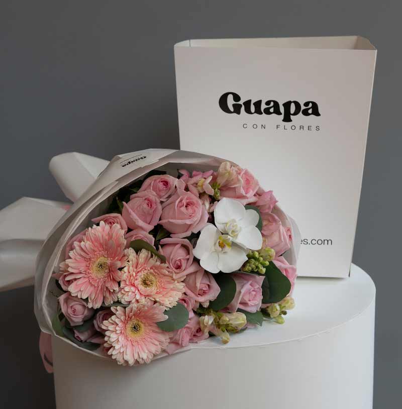 arreglo de rosas y gerberas