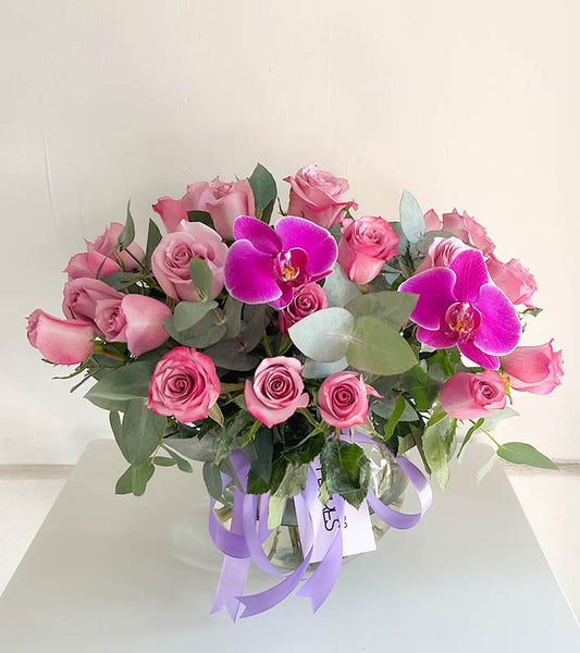 Arreglo de 24 rosas moradas con orquídeas