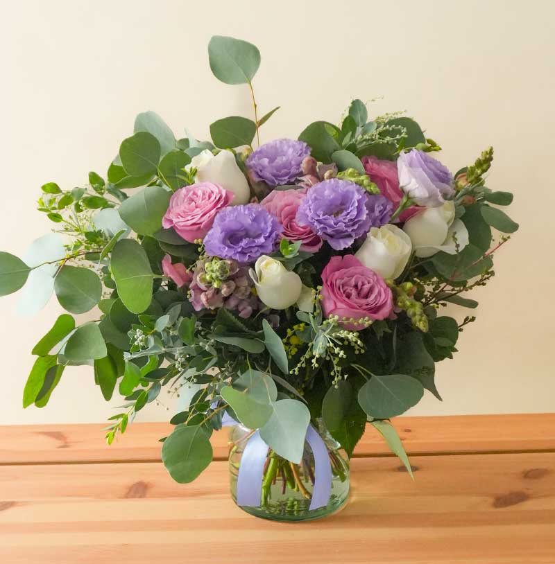 arreglo de rosas moradas y blancas para envío