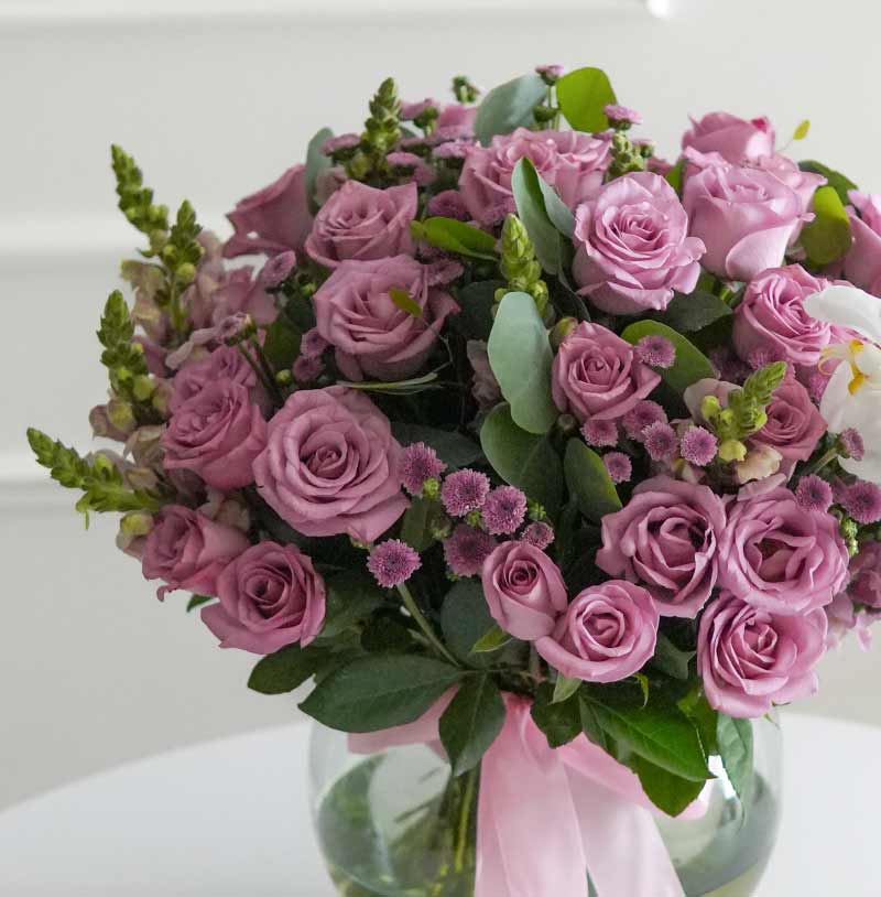 arreglo de rosas moradas para regalar y enviar