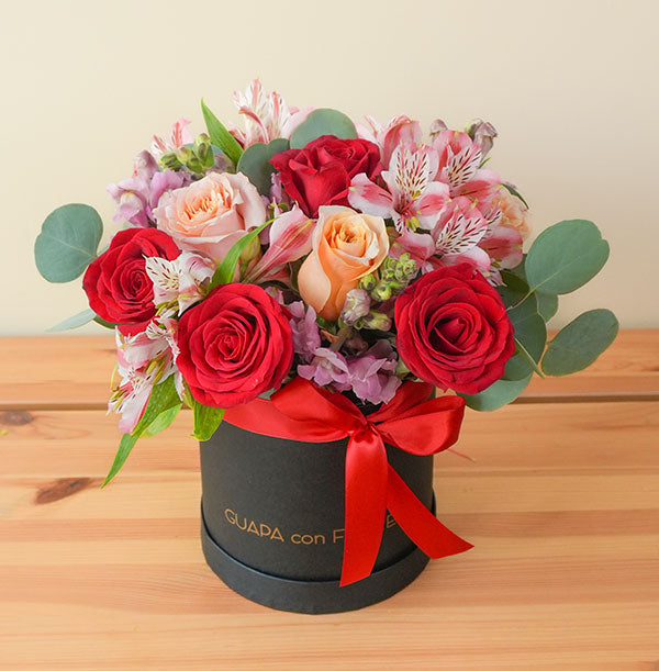 arreglo de rosas rojas con flores variadas para regalar y enviar