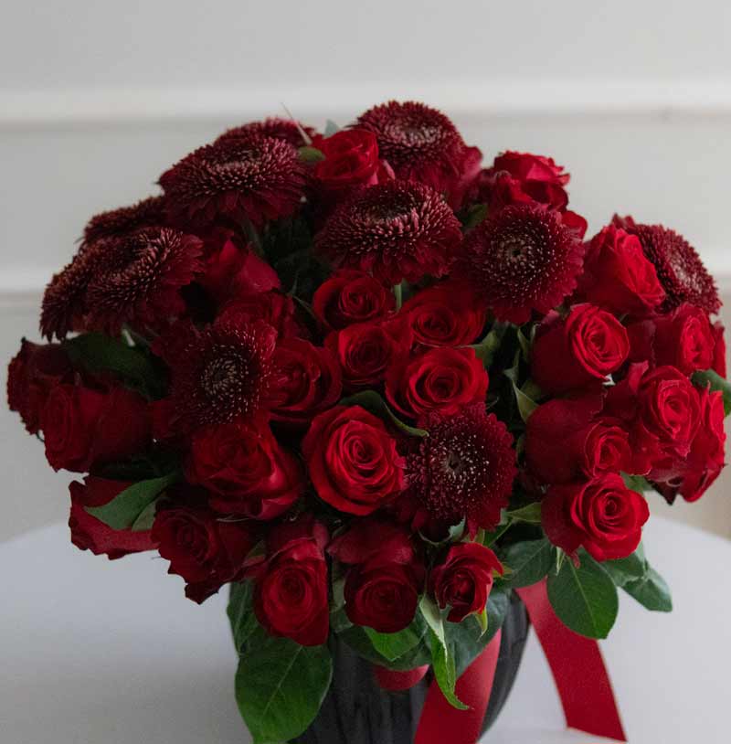 arreglo de rosas rojas para aniversario elegante 