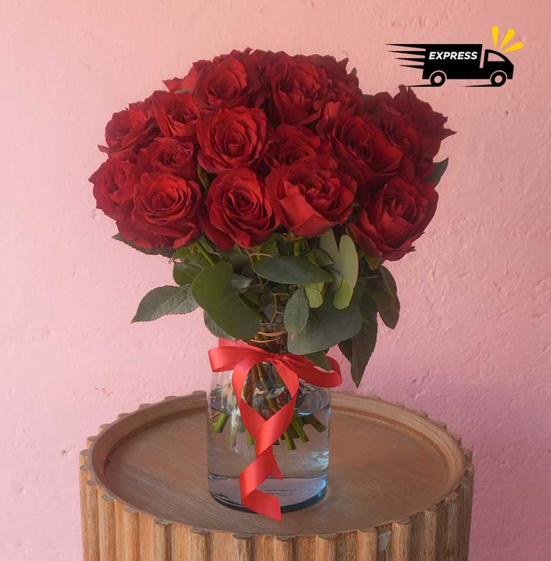 arreglo de rosas rojas de lujo y elegantes con florero para envio a domicilio