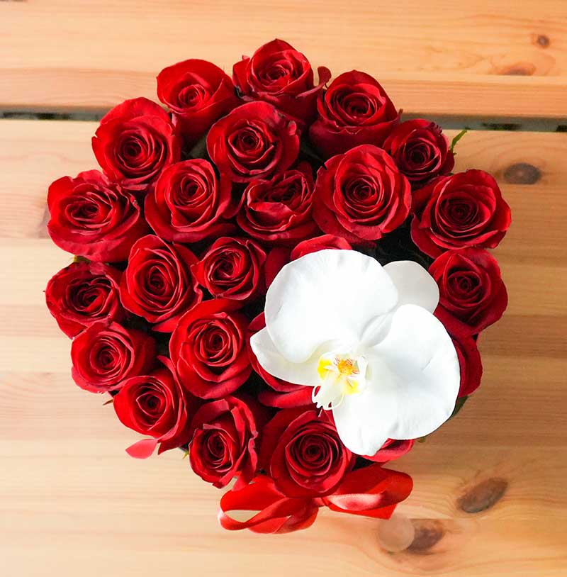 arreglo de rosas rojas en caja negra