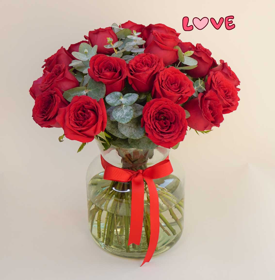 arreglo de rosas rojas en florero para 14 de febrero
