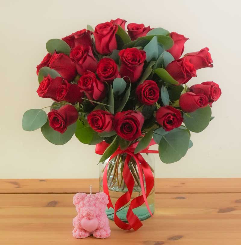 arreglo de rosas rojas para enviar a domicilio con vela de oso romantico