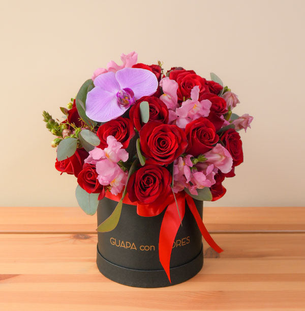 arreglo de rosas rojas con orquidea y anthirrinums elegante para regalar