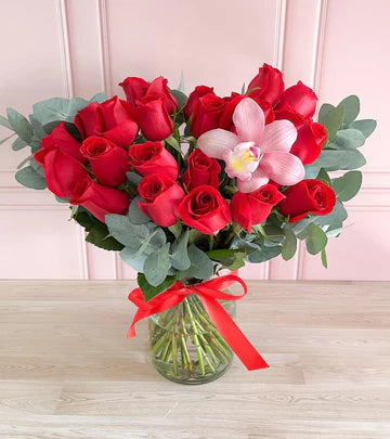 Arreglo amor amor - 24 rosas rojas con orquídea y florero 14 de febrero