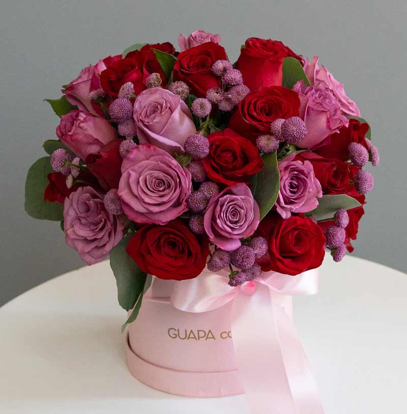 arreglo de rosas rojas y moradas con flores elegantes para envio