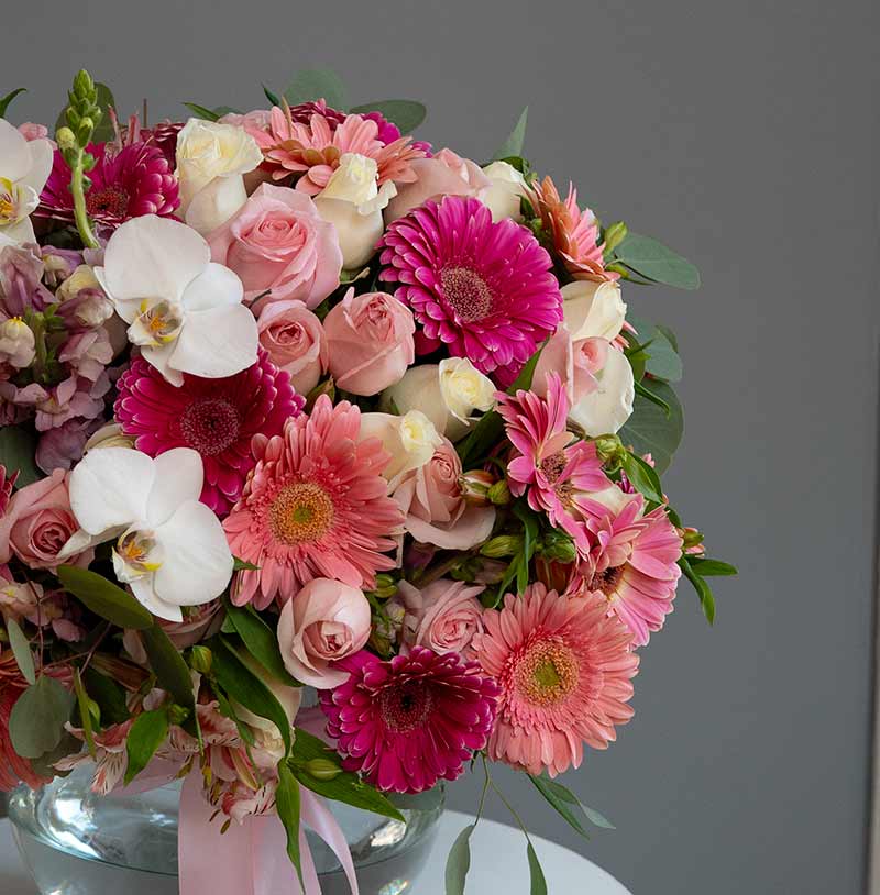 arreglo de rosas y gerberas muy elegante
