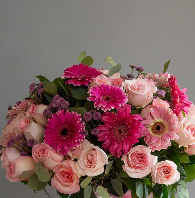 arreglo elegante de rosas y gerberas