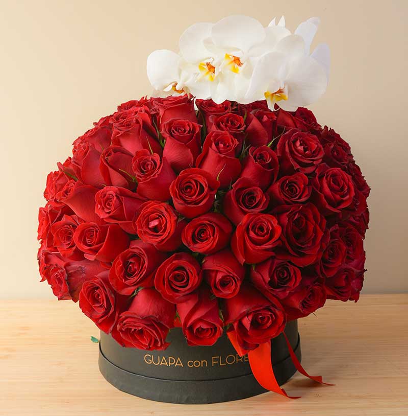 caja de 100 rosas rojas con orquidea en caja para envío