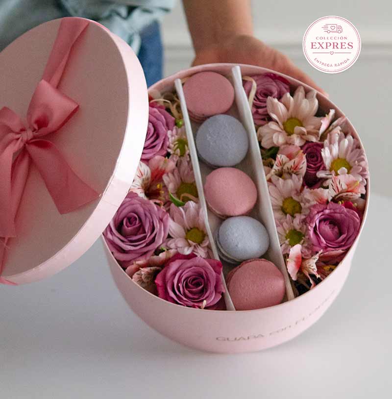 caja de flores con macarrones con envío a domicilio