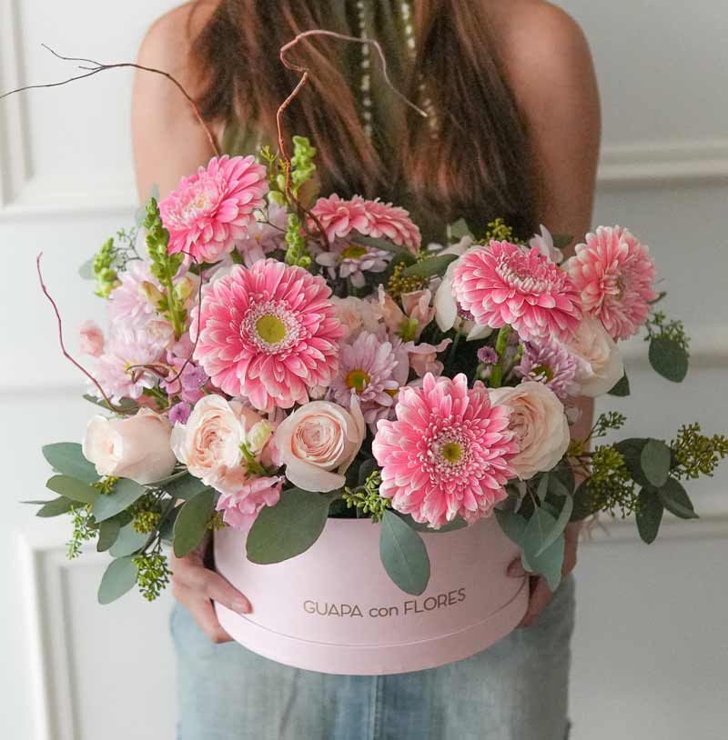 caja de flores con rosas y gerberas
