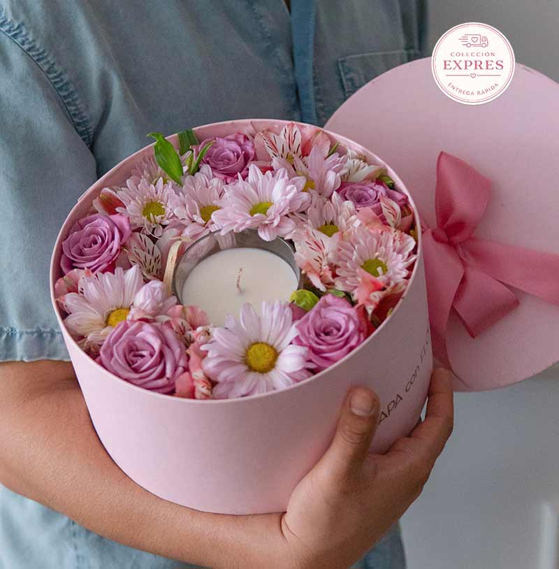 caja de flores con vela para envío a domicilio