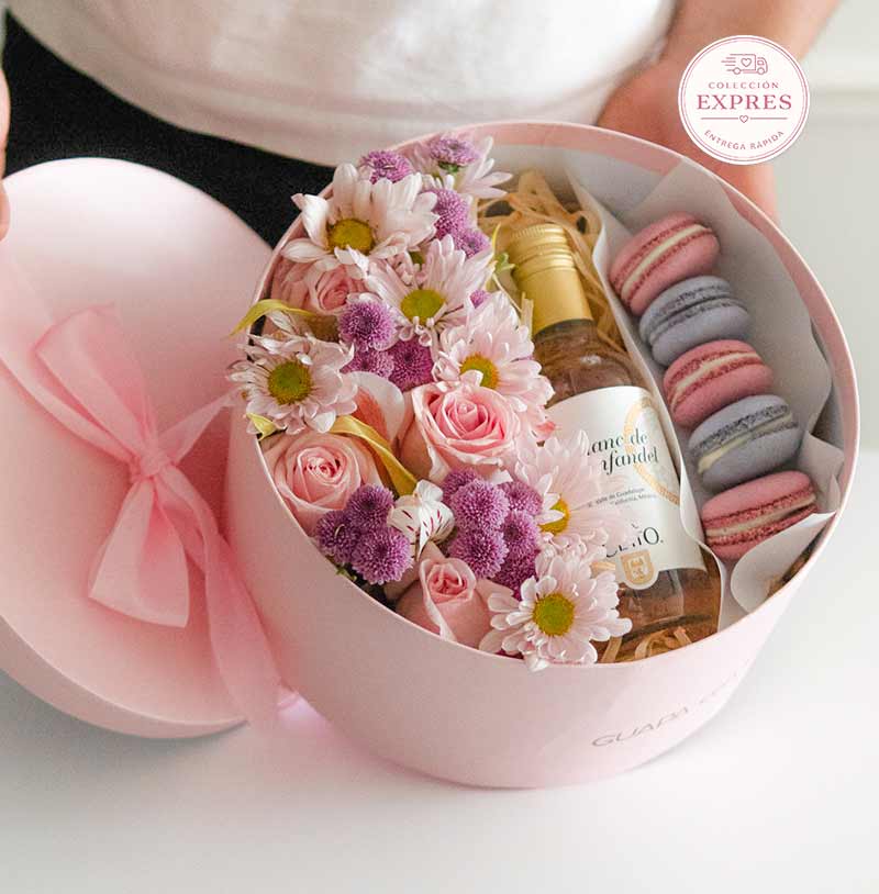 caja de flores con mini vino y macarrones para envío a domicilio como regalo especial