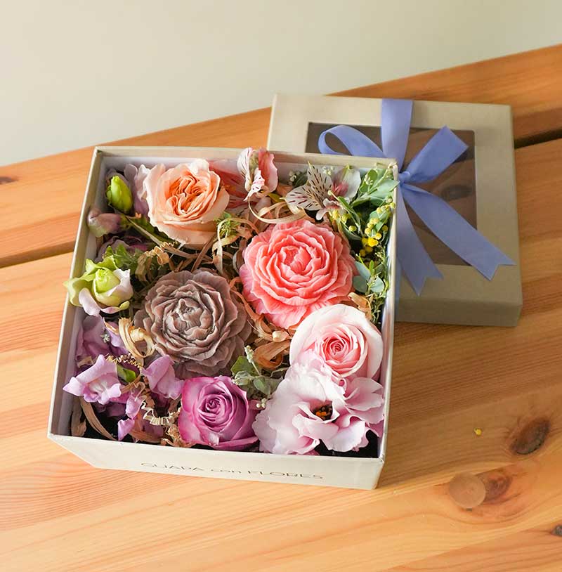 caja de flores para regalar y entregar con vela