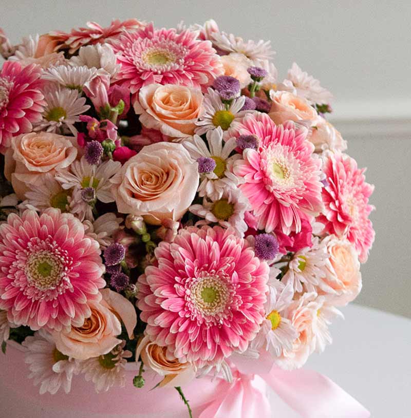 caja de flores con rosas y gerberas florería guapa con flores