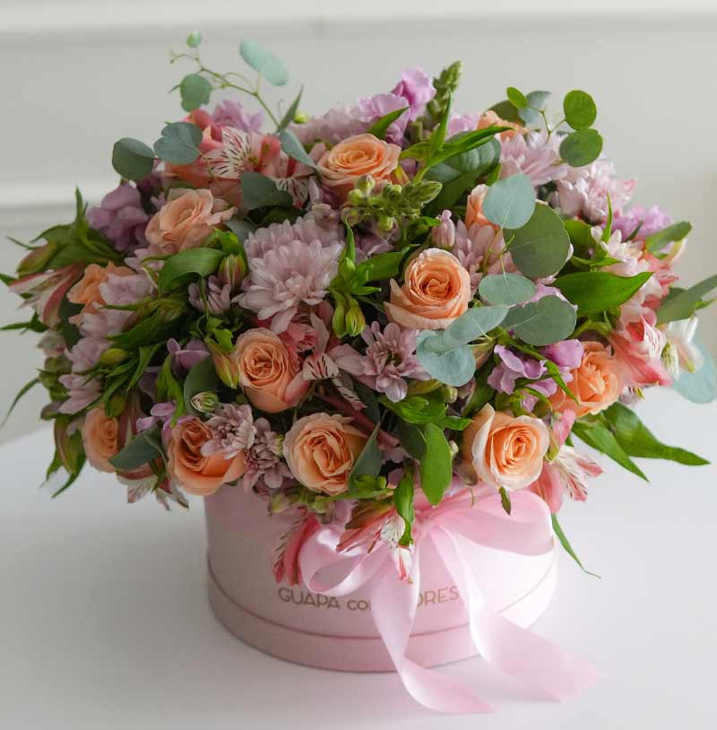 caja de rosas con alstromelias para enviar a domicilio