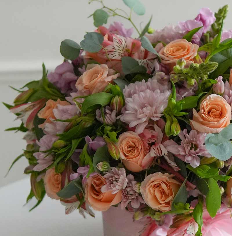 caja de rosas y alstromelias con flores mix