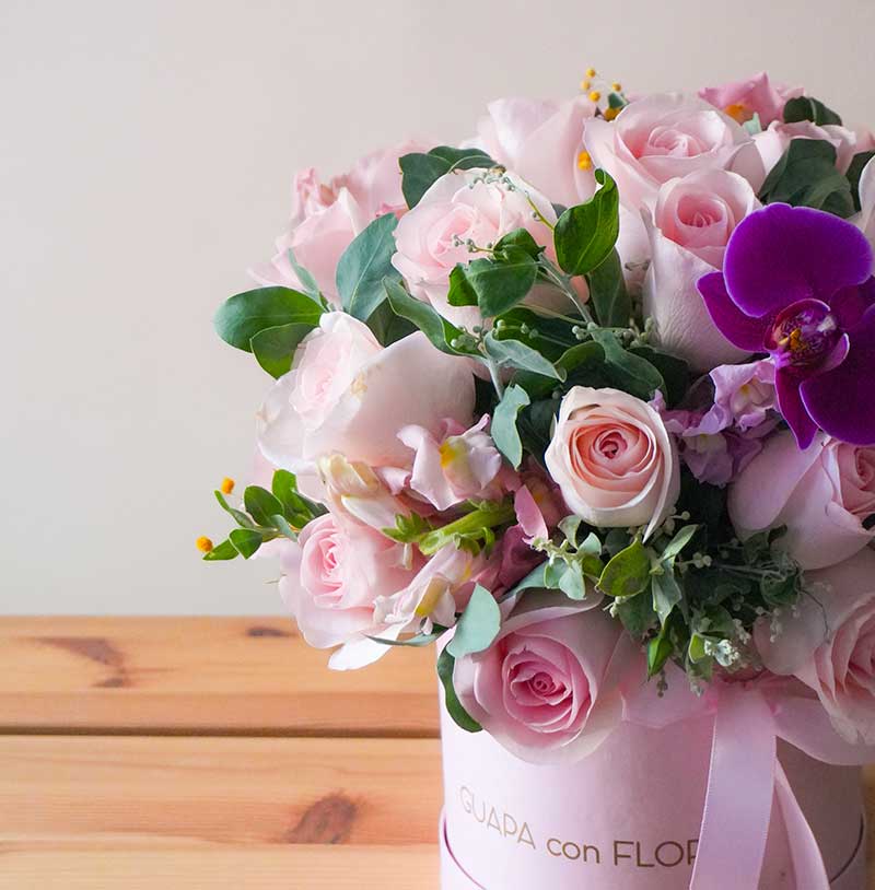 caja de rosas con flores de la mejor florería en tonos rosados frescas