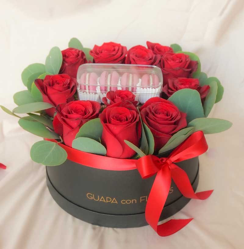caja de rosas con macarrones en caja