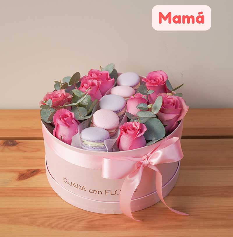 caja de rosas con macarrones para enviar