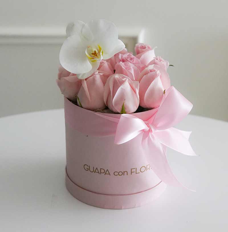 caja de rosas con orquídea para entrega a domicilio