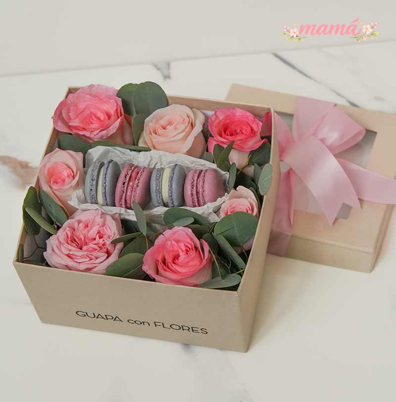 caja de rosas con postres macarrones para mama
