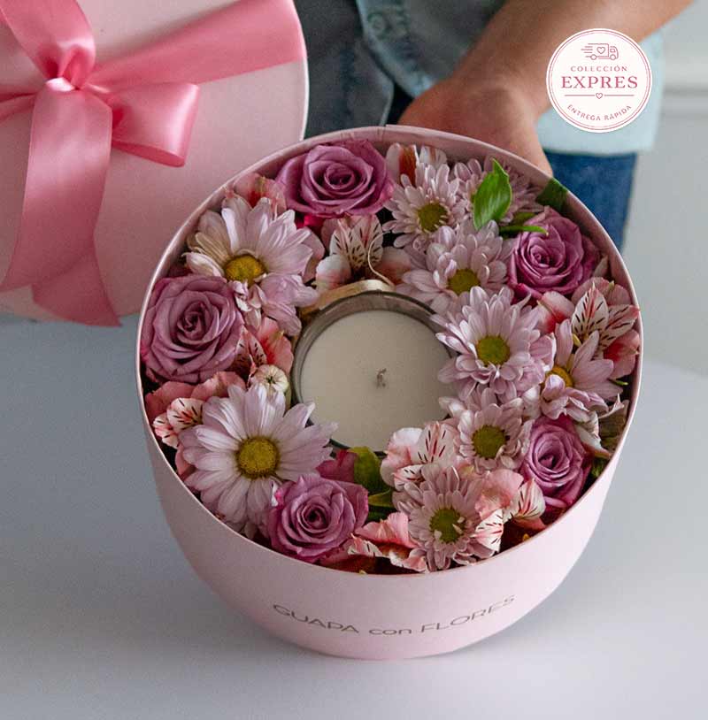 caja de rosas y margaritas con vela