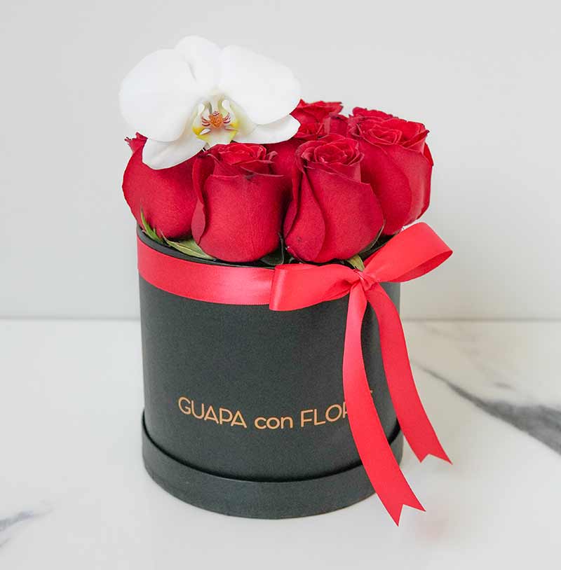 caja de rosas rojas para regalar arreglo de flores romántico de la mejor florería