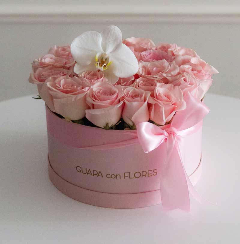 caja de rosas en tono rosa elegante para regalo 