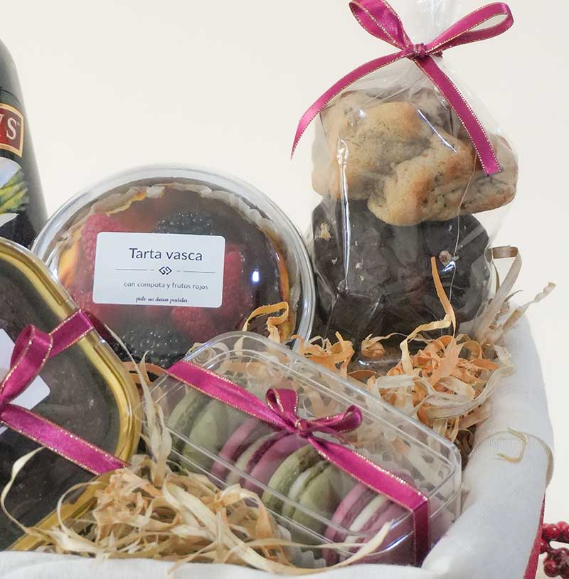 canasta navidena con bayleys y postres