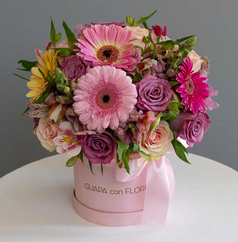 entrega de flores en caja arreglo de rosas y gerberas