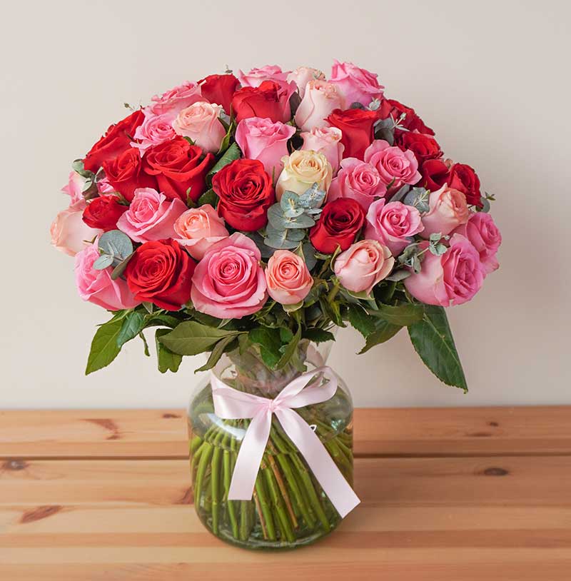 arreglo de rosas coloridas y variadas