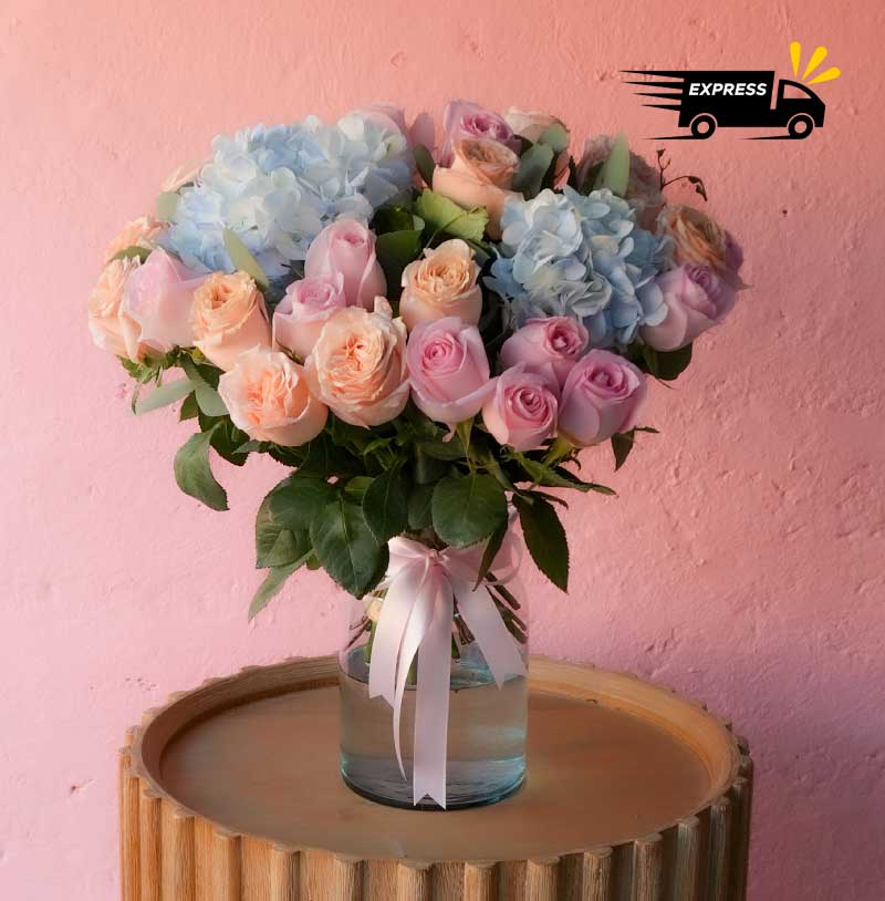 envia flores cdmx con rosas hortensias  en florero para regalar