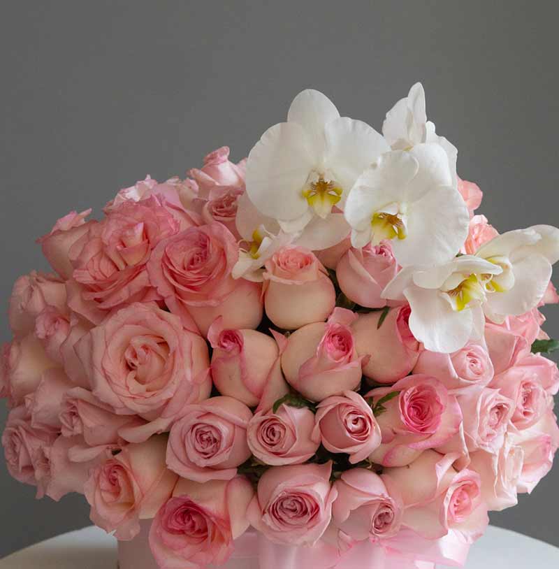 envia flores con entrega caja de rosas rosas con orquídeas