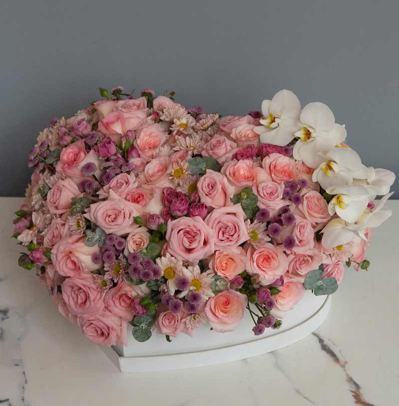 envia flores de lujo corazon con rosas y flores