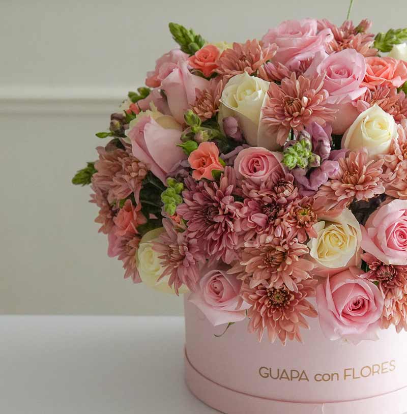enviaflores en caja con rosas y mini rosa elegante
