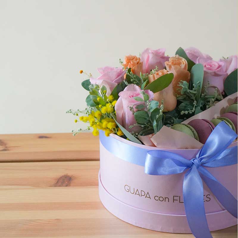 enviar arreglo de rosas con macarrones de la florería más exlclusiva