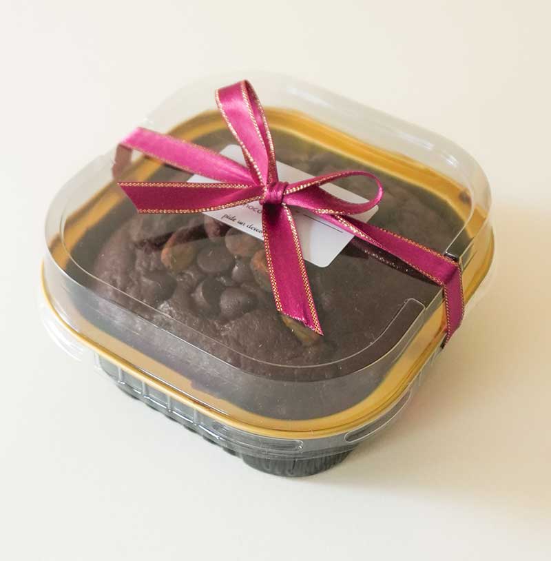 envía postres a domicilio con flores y panqué de chocolate y plátano